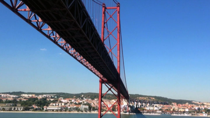 LISBOA BOM DIA. Frame video Ponte sul fiume Tejo